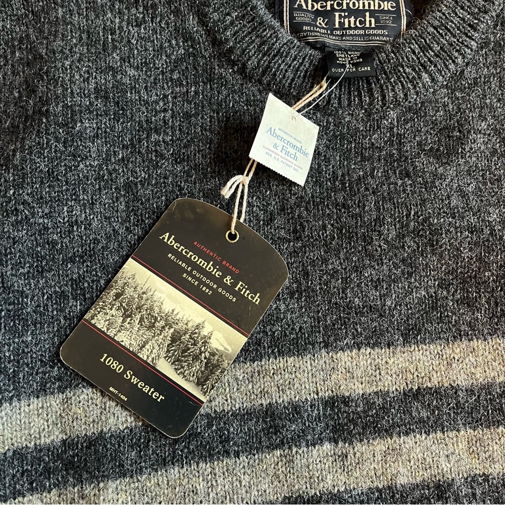New with tag - Abercrombie & Fitch men’s XL 100% wool crewneck sweater.